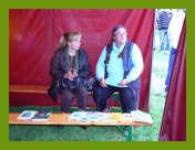 (1/12): Krystyna Caban i Barbara Latoszek w chwili przerwy